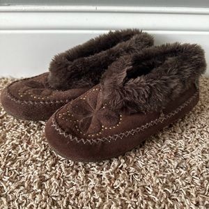Rare Lucky Brand 4 leaf clover brown fuzzy moccasins, size 6